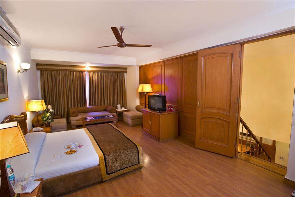 The Bmk Hotel Greater Kailash デリー エクステリア 写真