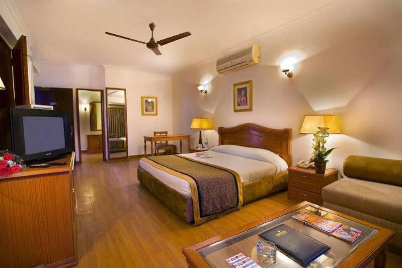 The Bmk Hotel Greater Kailash デリー エクステリア 写真